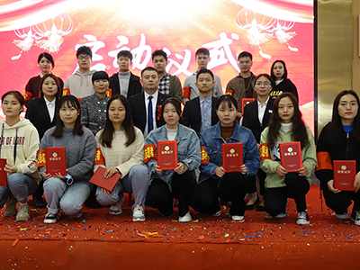 開業(yè)典禮與安陽(yáng)工學(xué)院志愿者合影